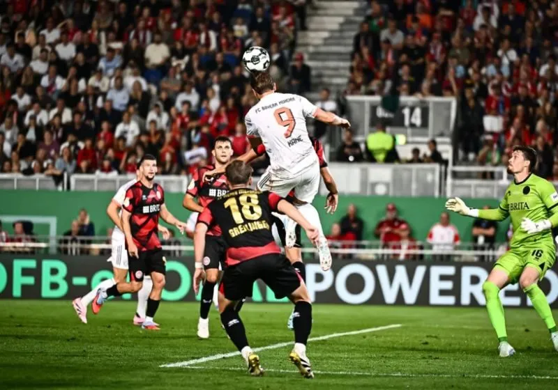 Harry Kane bật cao đánh đầu ấn định chiến thắng 3-2.