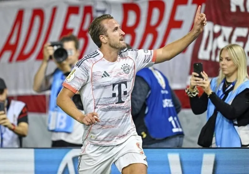 Màn ăn mừng sau khi Kane giải cứu Bayern
