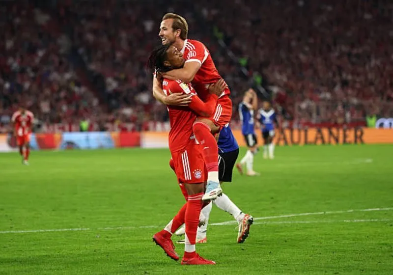 Kane lập cú đúp giúp Bayern hủy diệt Hamburg