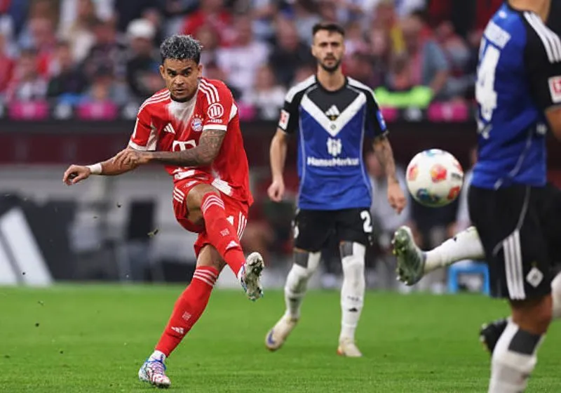 Kane lập cú đúp giúp Bayern hủy diệt Hamburg