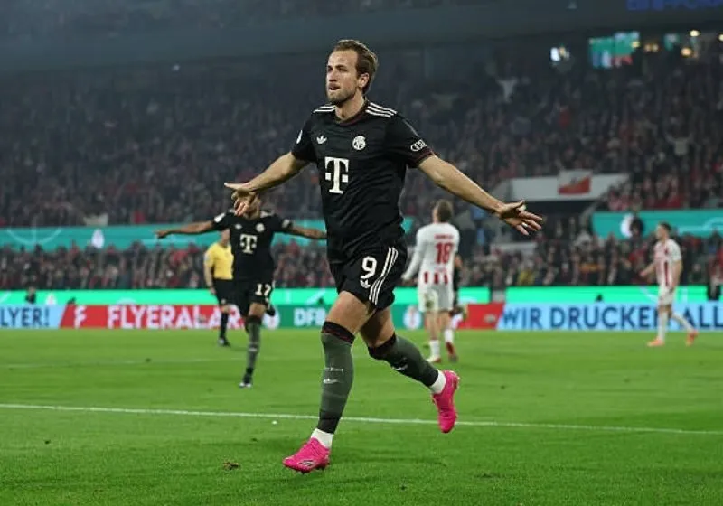 Kane giúp Bayern tạo chuỗi thắng lịch sử